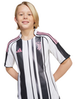 Adidas - JUNIOR Juventus Maglia Home Ufficiale 2025/26 JN5237 nero-bianco - frontale dettaglio logo