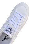 Sneakers Adidas Nizza Platform bianche da donna con suola rialzata, tomaia in canvas, dettagli in pelle e logo Adidas laterale - lacci