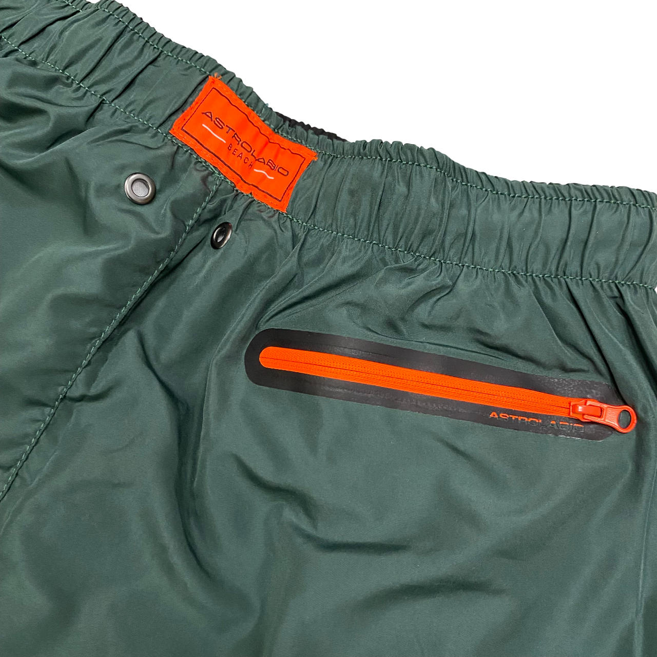 Costume verde a pantaloncino Astrolabio da uomo modello M87C QL5 con taschino posteriore con cerniera, ideale per spiaggia e piscina - taschino
