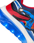 Dettaglio dei colori blu e rosso della scarpa Geox Junior Ciberdron, ispirati al costume iconico di Superman, più luci