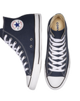 Dettaglio patch Chuck Taylor All Star M9622C sulla caviglia, sneakers blu autentiche Converse