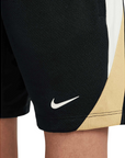 Dettaglio del logo Nike sugli shorts da calcio Dri-FIT Strike FN8419-017 junior