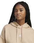 Dettaglio logo Adidas piccolo su felpa donna sabbia
