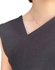 Dettaglio scollo abito lungo Yes Zee donna nero con design femminile raffinato