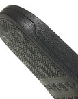 Dettaglio della suola antiscivolo delle ciabatte Adidas GZ5922 con texture grip