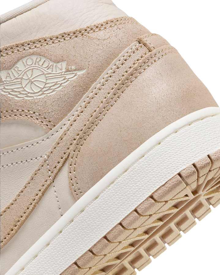 Jordan Air adult sneakers shoe
Jordan 1 Mid SE FJ3448-200 beige-light brown