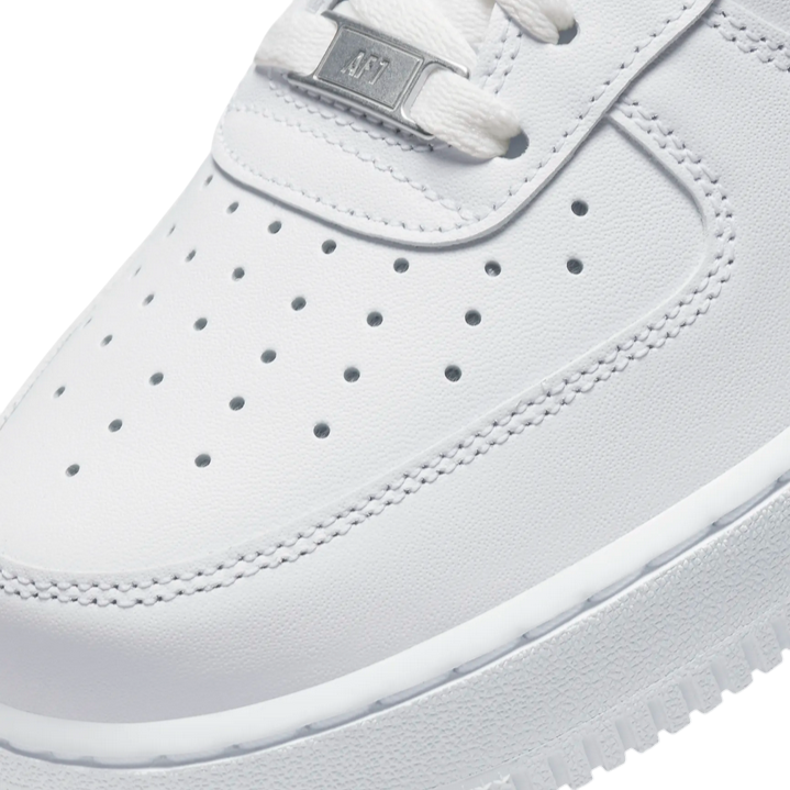 Nike Air Force 1 '07 CW2288 111 sneakers bianche uomo vista punta con logo AF1