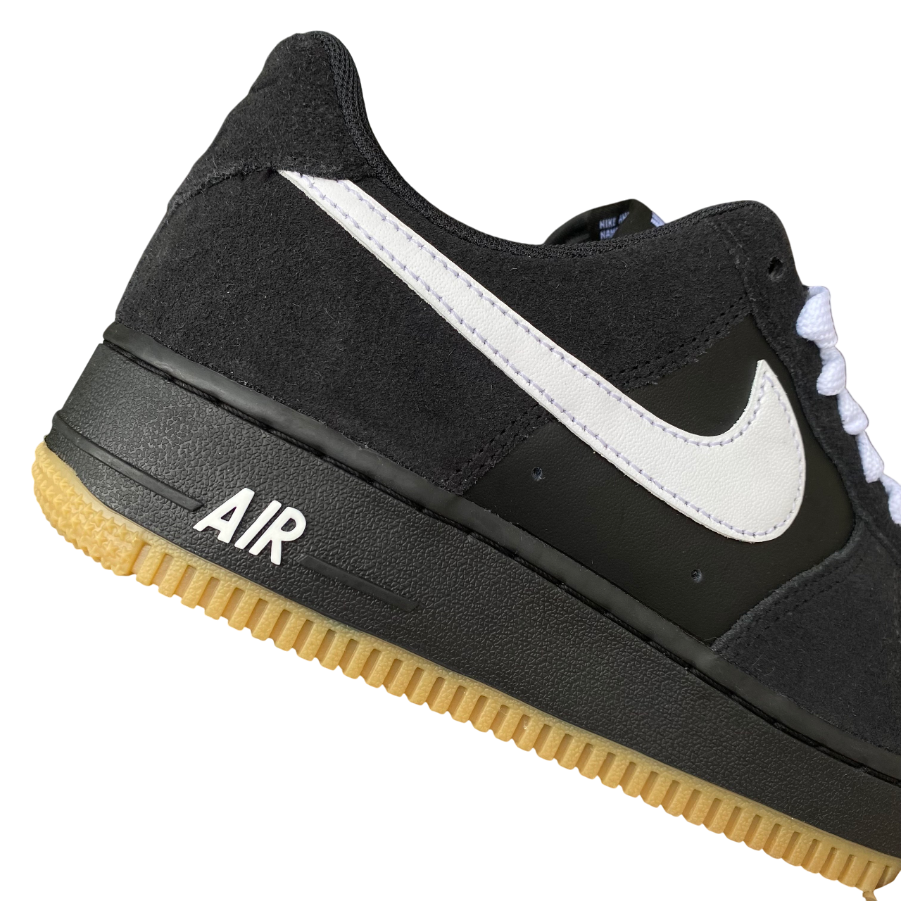 Primo piano del logo swoosh sulle Nike Air Force 1 '07 LV8 nero/bianco, dettaglio di design iconico