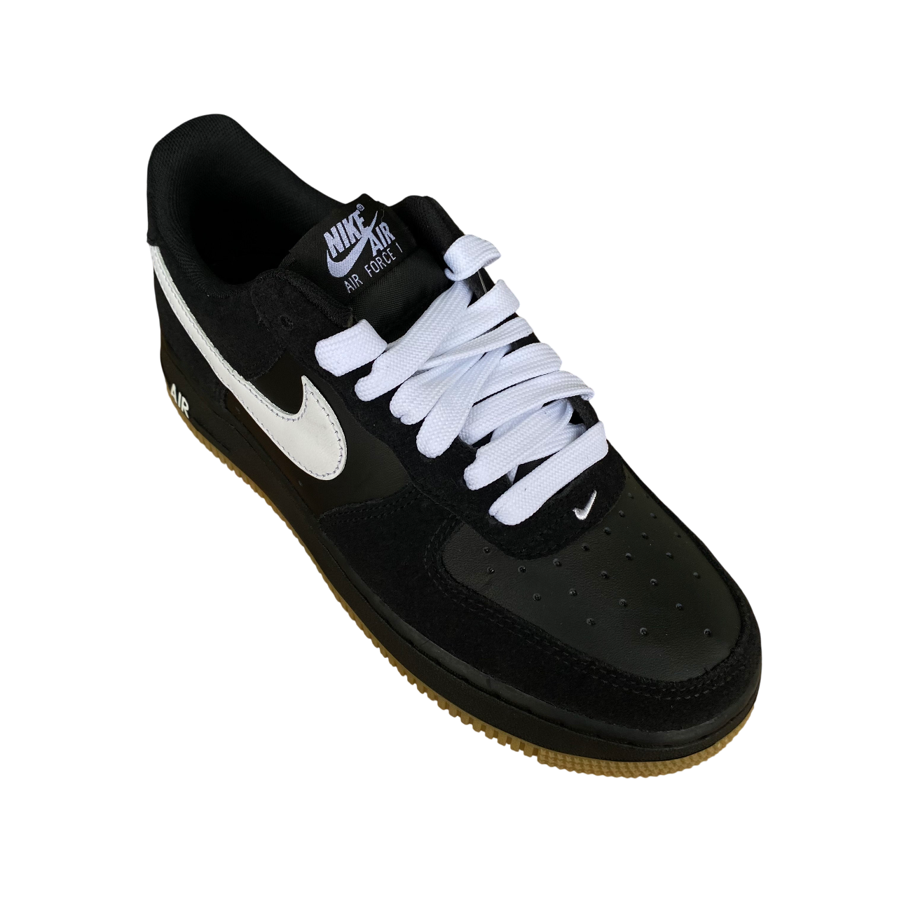 Vista dall'alto delle Nike Air Force 1 '07 LV8 nero/bianco, silhouette classica con materiali premium