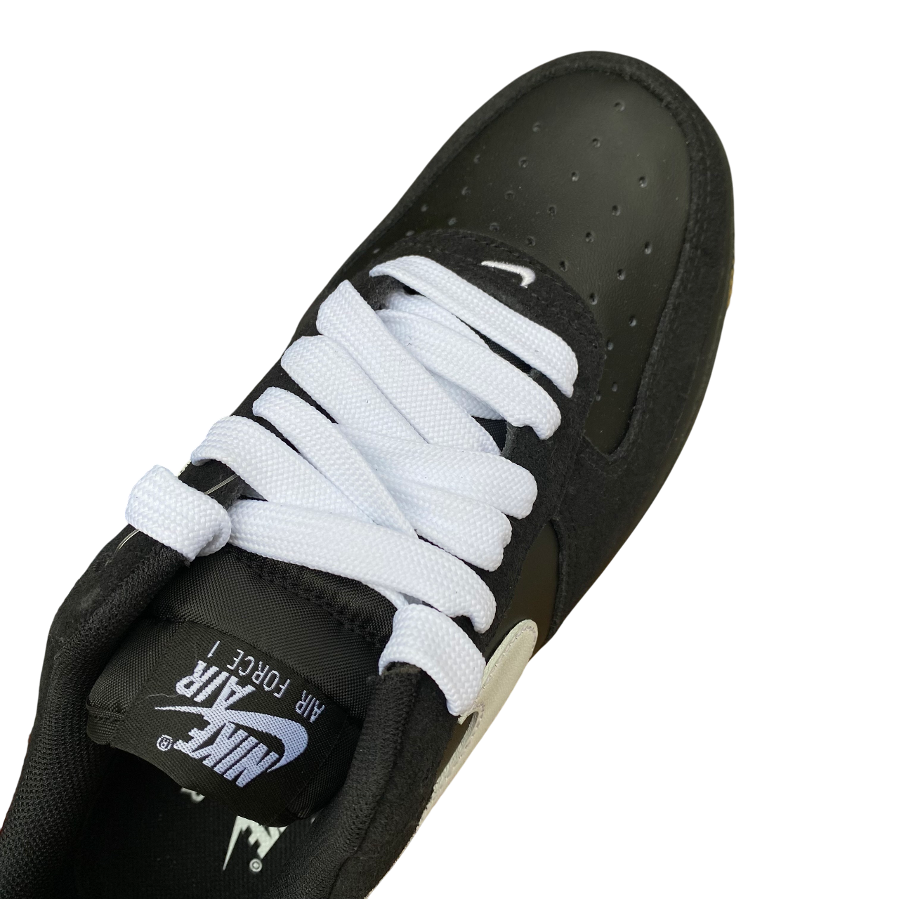 Vista dall'alto delle Nike Air Force 1 '07 LV8 nero/bianco, silhouette classica con materiali premium
