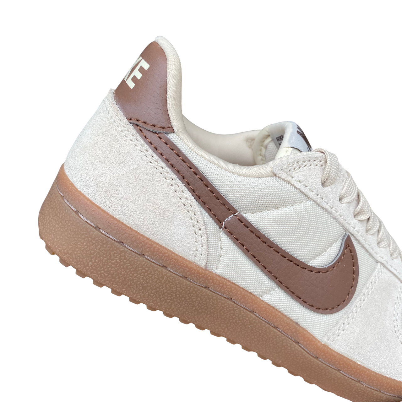 Primo piano del logo swoosh sulle Nike Field General HJ6000-200 sabbia-marrone, dettaglio di design iconico