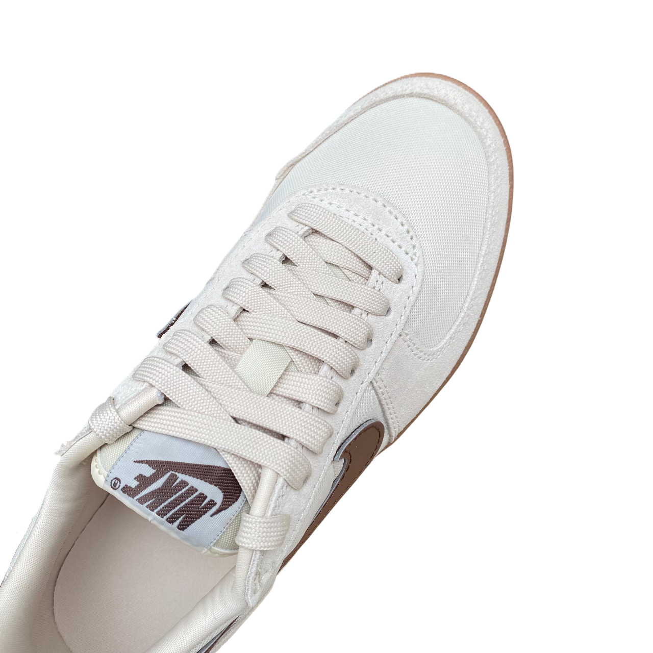 Vista dall'alto delle Nike Field General HJ6000-200 sabbia-marrone, silhouette vintage con materiali premium