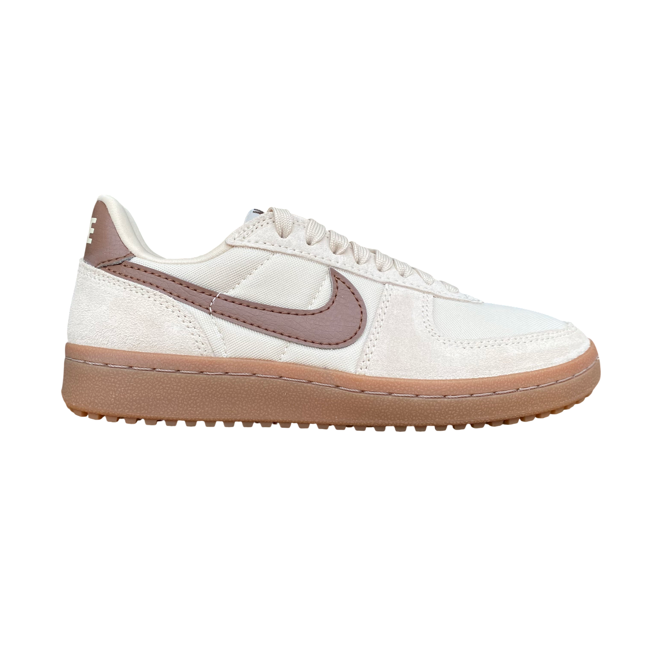Vista laterale esterna delle Nike Field General HJ6000-200 sabbia-marrone, calzature donna con dettagli in contrasto