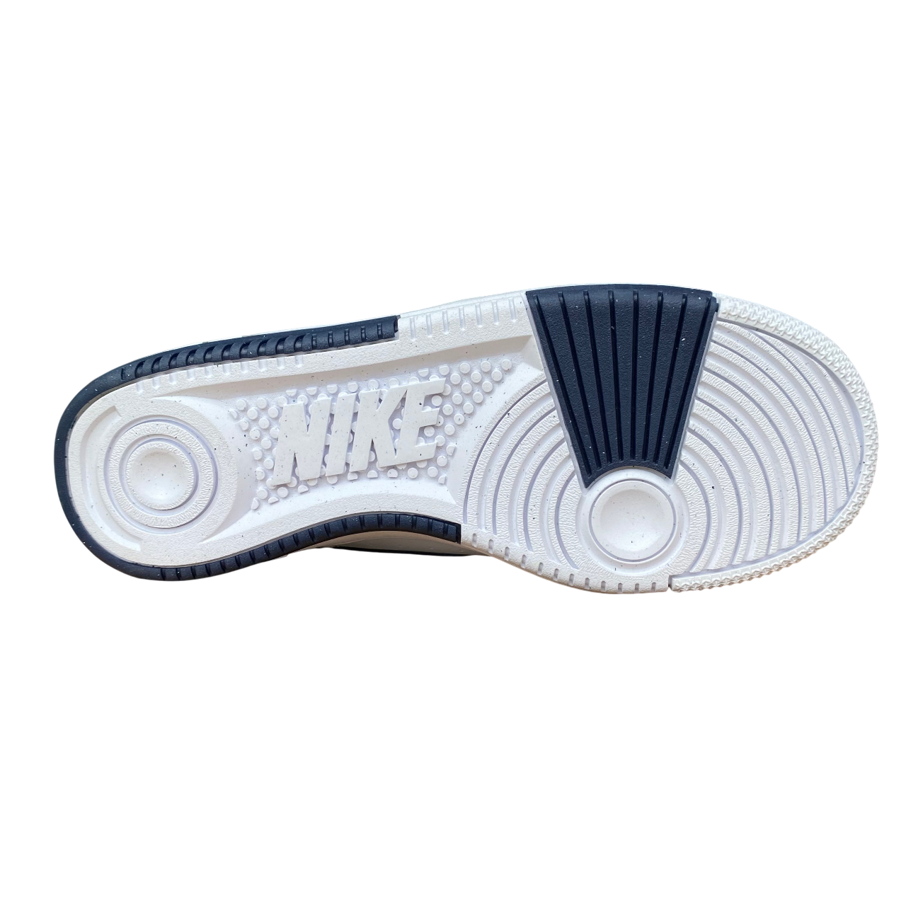 Dettaglio della suola platform delle Nike Gamma Force HJ5997-101 bianco-giallo, che aggiunge altezza e stile