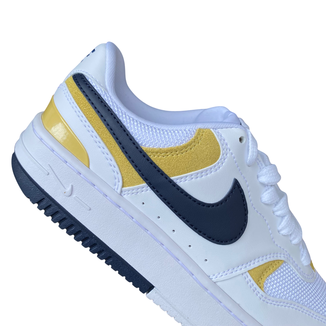 Primo piano del logo swoosh giallo sulle Nike Gamma Force HJ5997-101 bianco-giallo, dettaglio di design iconico