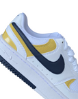 Primo piano del logo swoosh giallo sulle Nike Gamma Force HJ5997-101 bianco-giallo, dettaglio di design iconico
