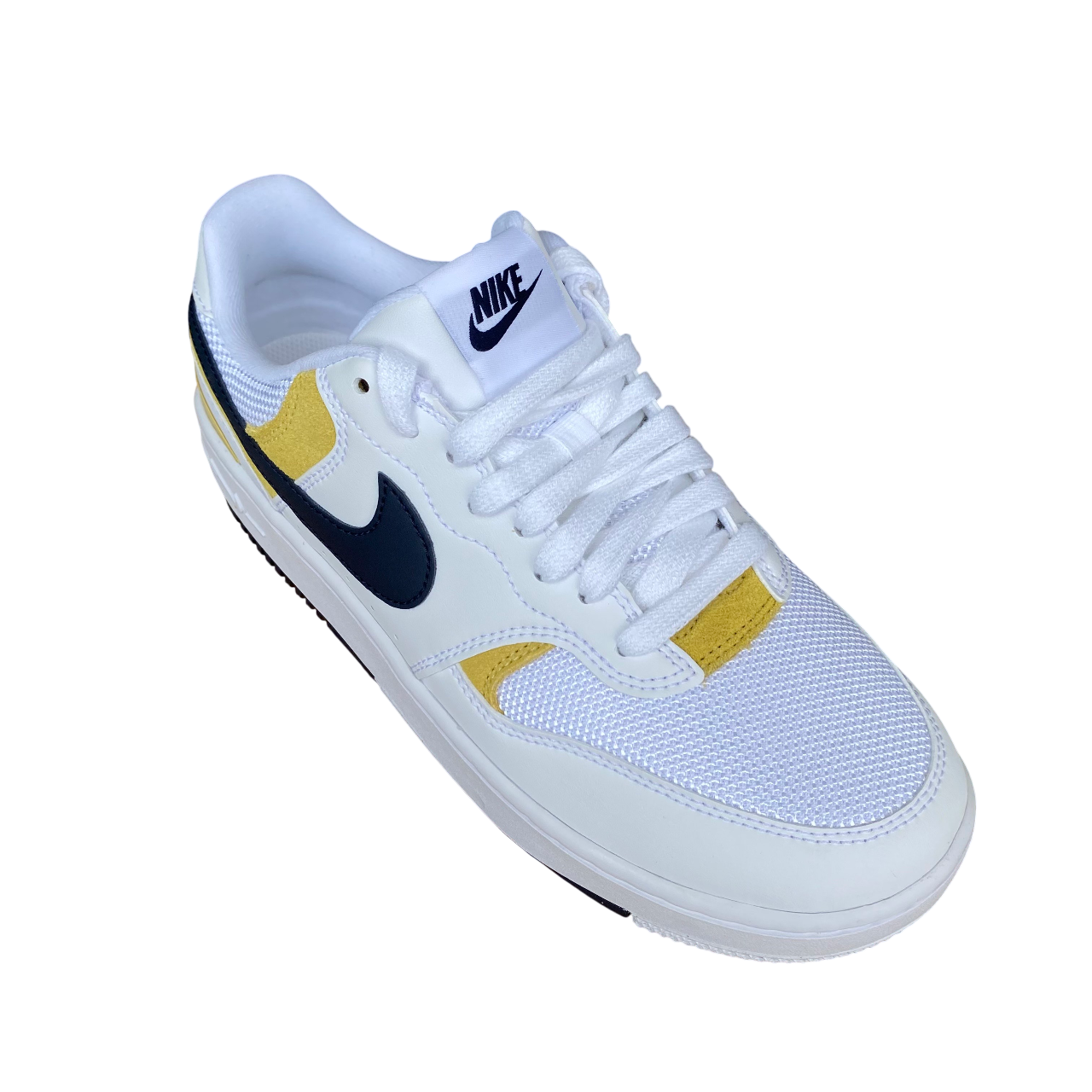 Sneakers Nike Gamma Force HJ5997-101 bianco-giallo, vista frontale con dettaglio swoosh e tomaia in pelle bianca con accenti gialli