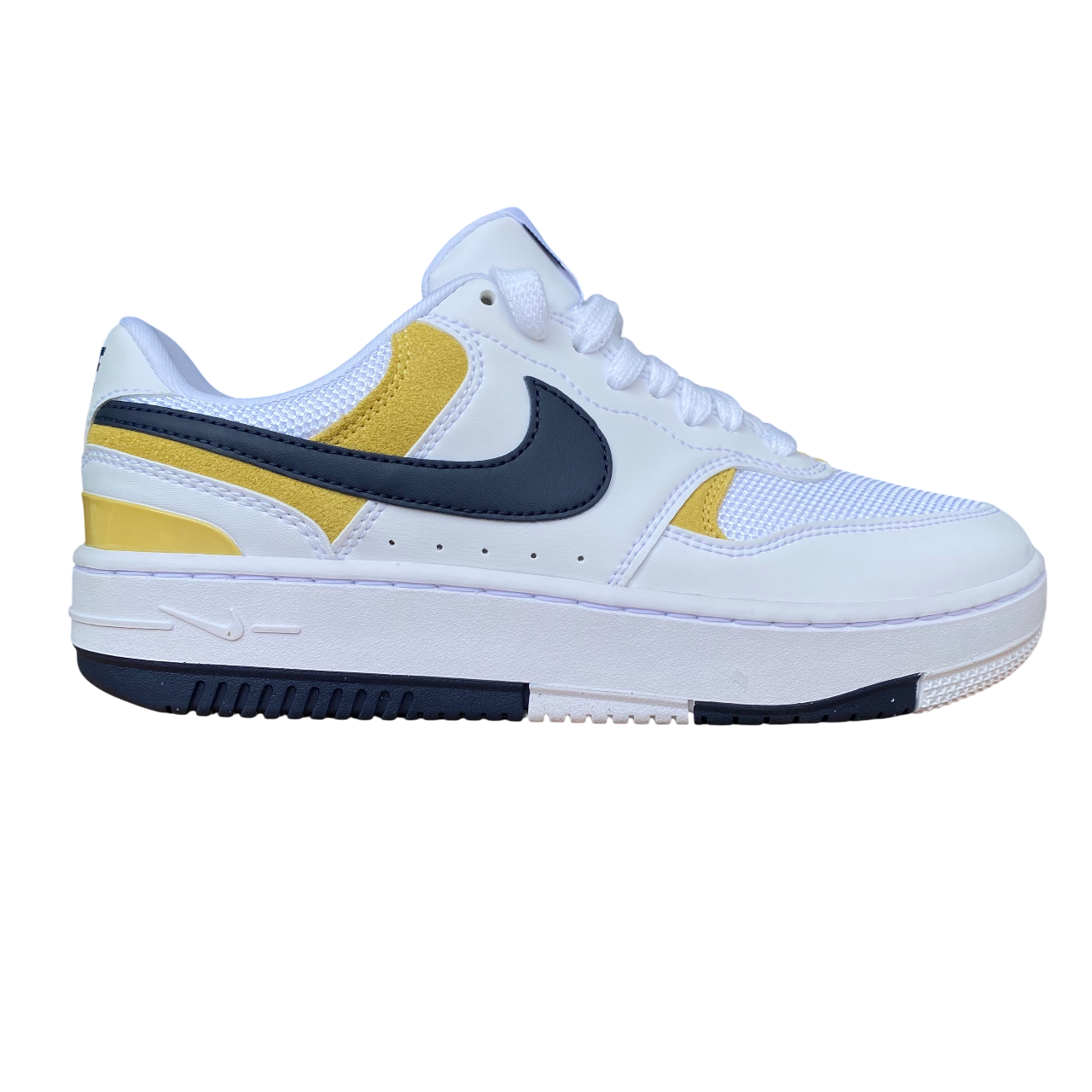 Vista laterale esterna delle Nike Gamma Force HJ5997-101 bianco-giallo, sneakers donna platform con suola rialzata
