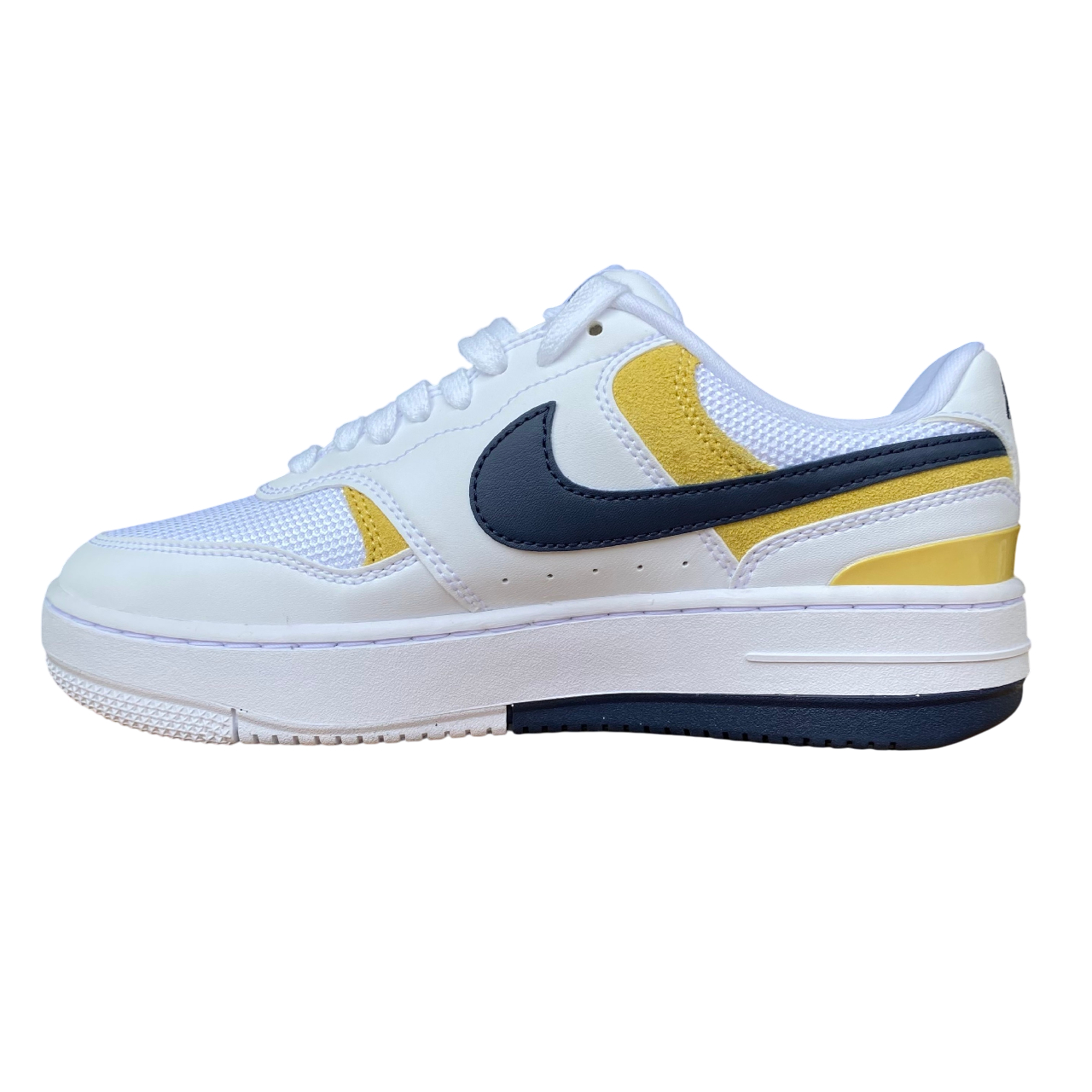 Vista laterale interna delle Nike Gamma Force HJ5997-101 bianco-giallo, sneakers donna platform con suola rialzata