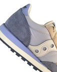 Dettaglio Saucony Jazz O' con texture scamosciata grigia e pannelli nylon colorati