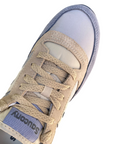 Dettaglio tomaia Saucony Jazz O' con texture scamosciata grigia e pannelli nylon colorati
