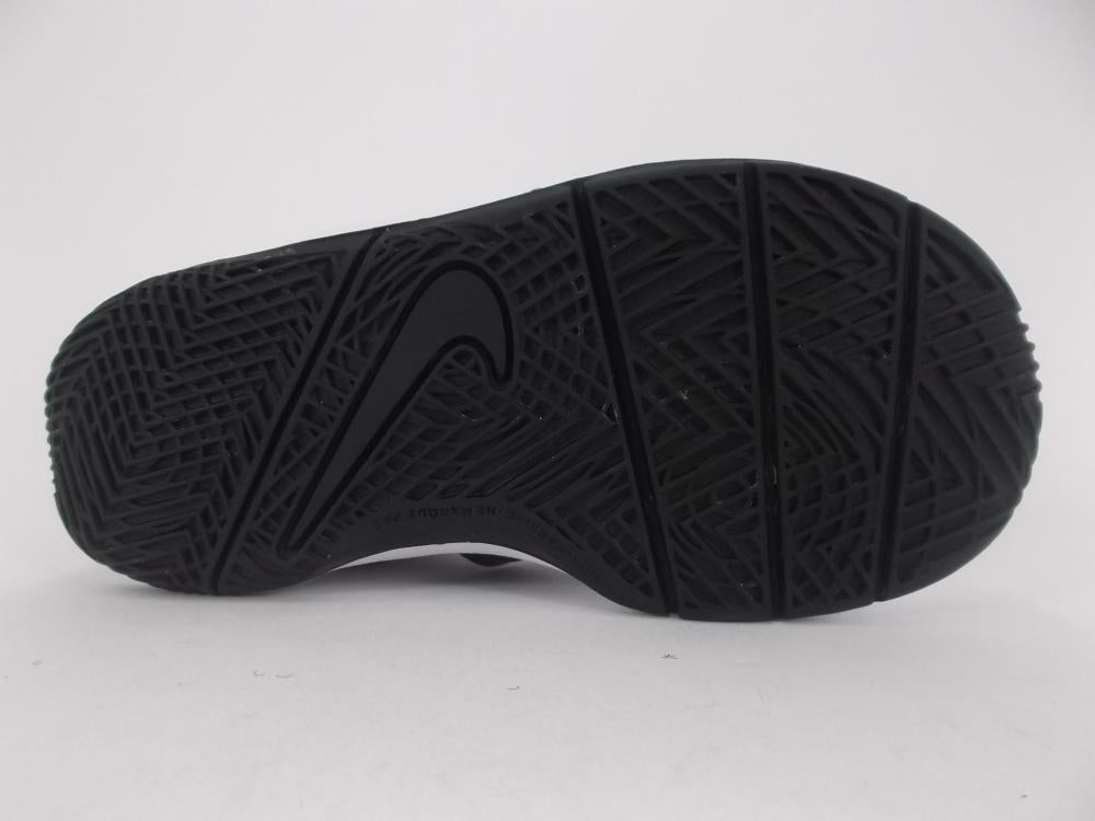 Nike Team Hustle 8 basketball shoe 881943 100