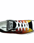 Sneakers Converse Chuck Taylor CTAS OX 166259C uomo con design fiamme arancio-rosso-nero, scarpe basse in tela canvas vintage resistenti e di tendenza, vista dall'alto