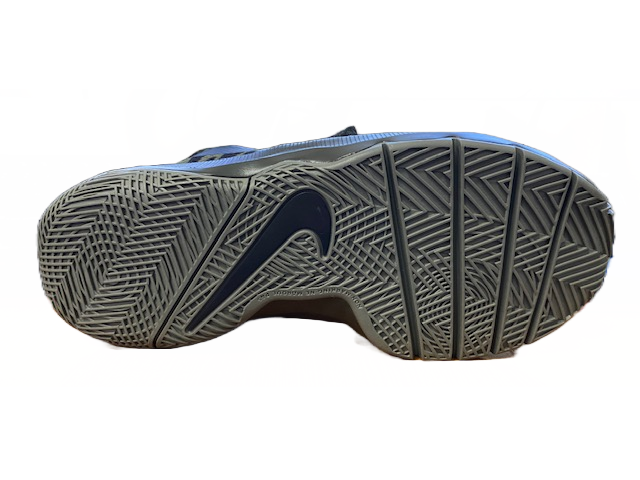 Nike junior basketball shoe Team Hustle 8 881941 301 olive