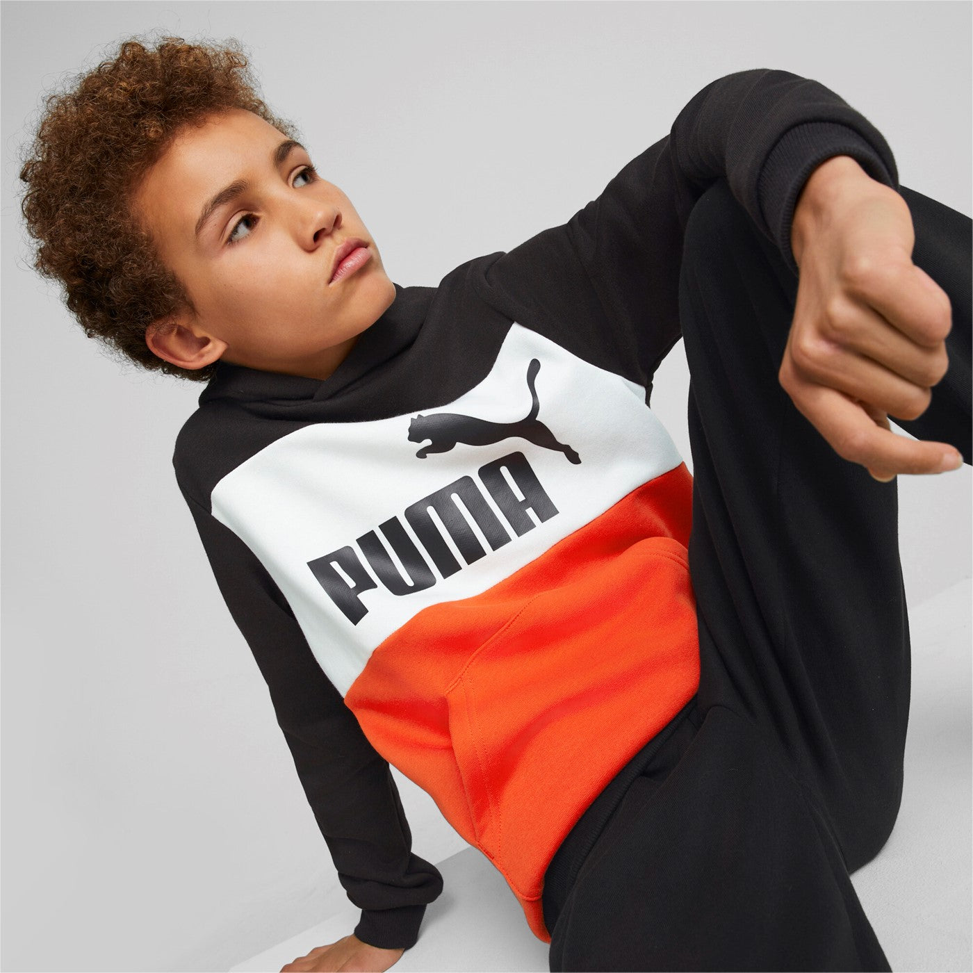 Puma Felpa da ragazzo con cappuccio Colorblock Hoodie Tr B 849082 57 black-warm earth-white