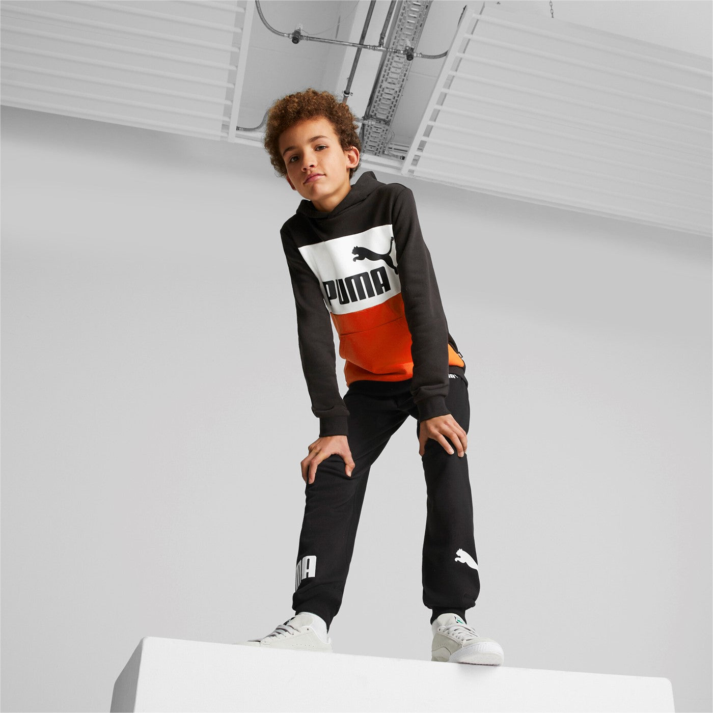 Puma Felpa da ragazzo con cappuccio Colorblock Hoodie Tr B 849082 57 black-warm earth-white