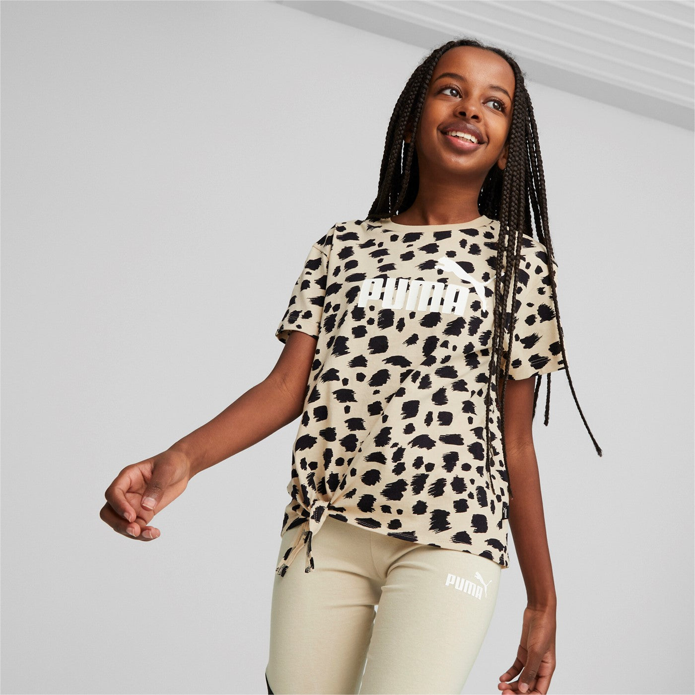 Puma T-shirt da bambina e ragazza con nodo in fantasia Aminal AOP Knotted Tee G 673523-88 granola