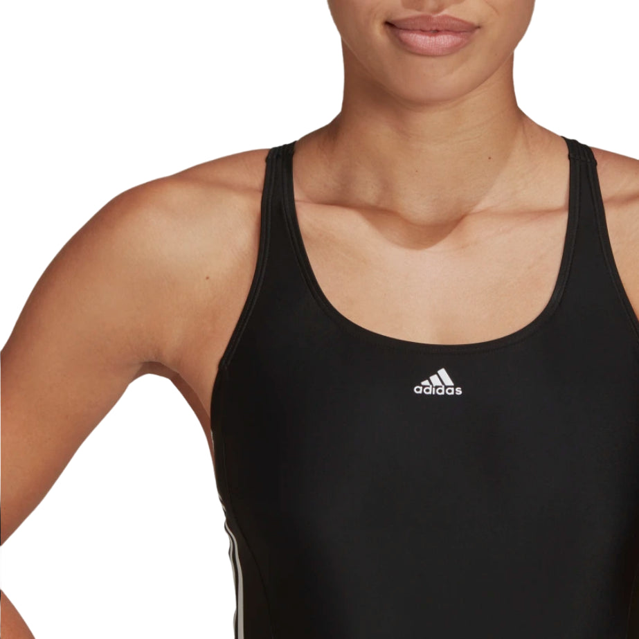 Dettaglio materiale costume Adidas 3S Mid Suit HD0403 con tessuto di alta qualità e logo tre strisce