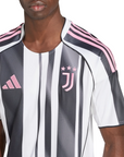 Adidas Juventus 25/26 Home Jersey JJ4320 - Maglia Ufficiale | Sportiamo - FRONTALE DETTAGLIO LOGO