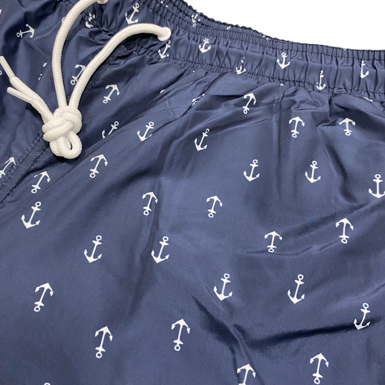 Costume blu a pantaloncino Astrolabio da uomo modello M98J 956 con fantasia ancora, stile nautico ideale per spiaggia e mare - stampa