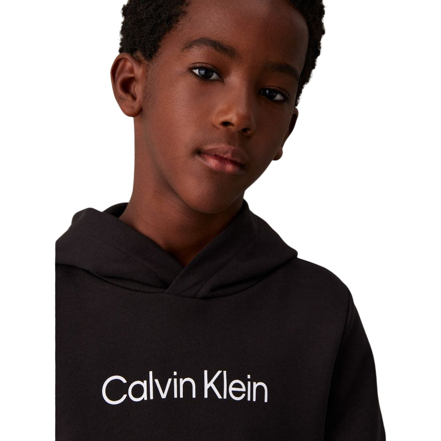 Calvin Klein Felpa con Cappuccio Unisex Junior INST. LOGO IU0IU00679BEH Nera - dettaglio logo