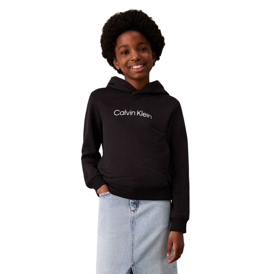 Calvin Klein Felpa con Cappuccio Unisex Junior INST. LOGO IU0IU00679BEH Nera - foto mezzo busto