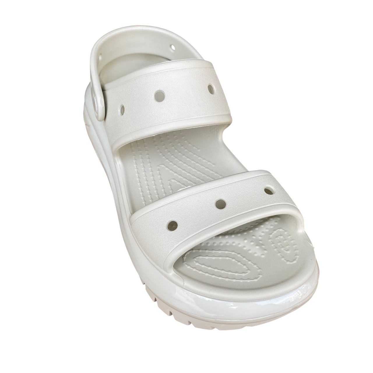 "Dettaglio fori per ventilazione e personalizzazione sandalo Crocs Classic Mega Crush beige chiaro