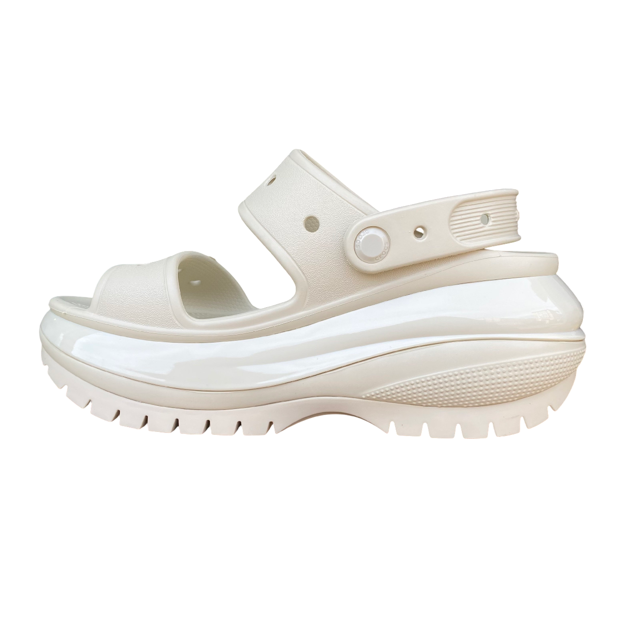"Vista laterale sandalo Crocs Classic Mega Crush color osso con piattaforma e cinturino posteriore