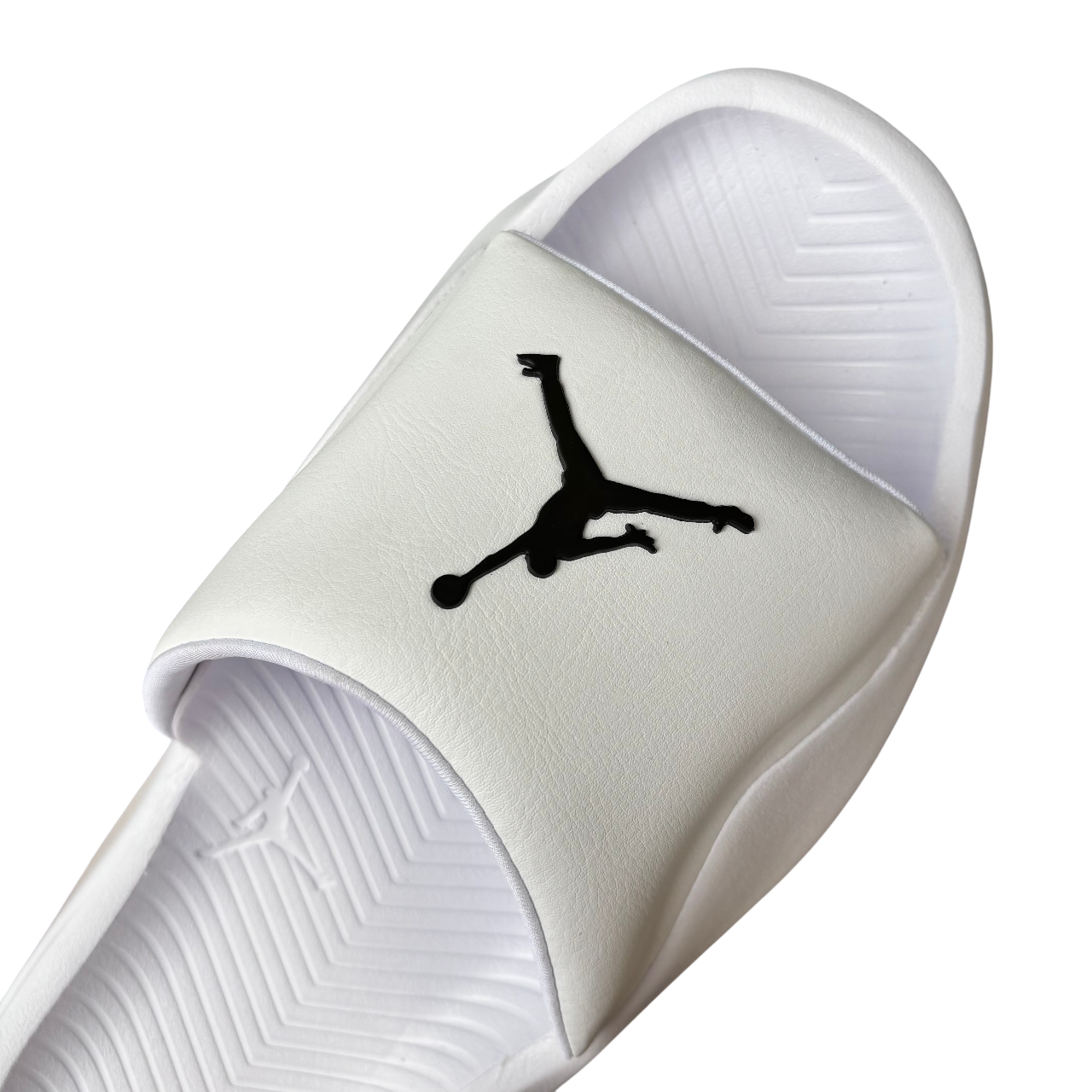 Vista dall'alto delle ciabatte Jordan Franchise con fascia bianca e dettagli neri
