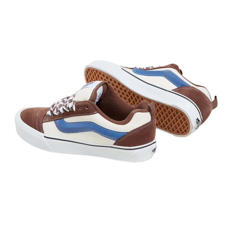 Dettaglio della suola waffle in gomma delle Vans Knu Skool uomo, modello VN0009QCDMV in tonalità marroncino-beige-blu