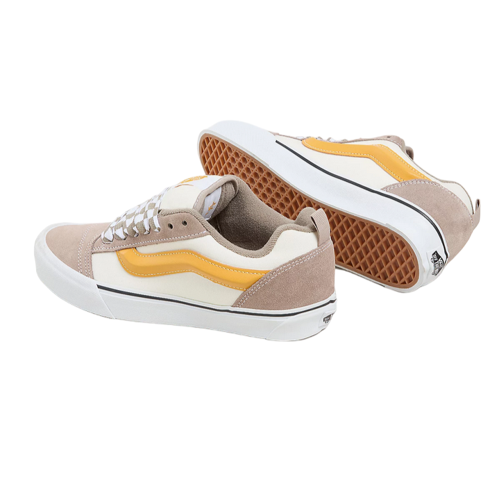 Dettaglio della suola waffle in gomma delle Vans Knu Skool uomo, modello VN0009QC0BP in tonalità multicolore-beige-ocra