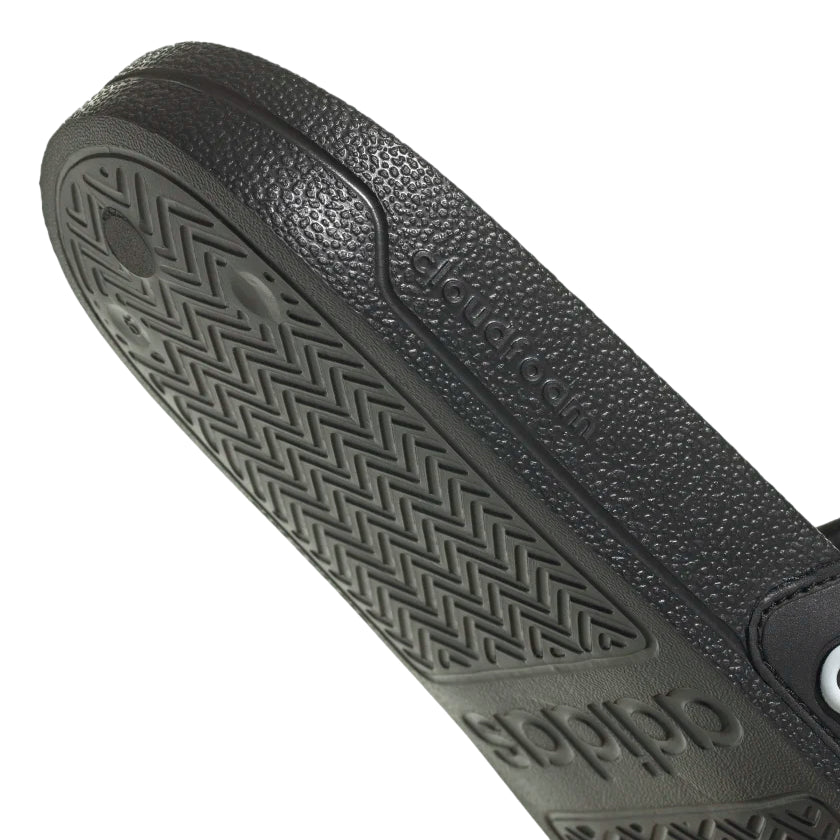 Dettaglio della suola antiscivolo delle ciabatte Adidas GZ5922 con texture grip