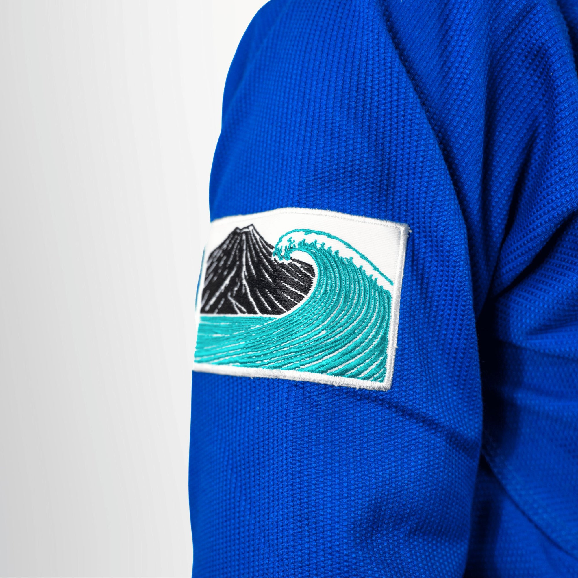 Ethnos Gi Kimono Eudaimonia Natural Way Blu logo braccio
