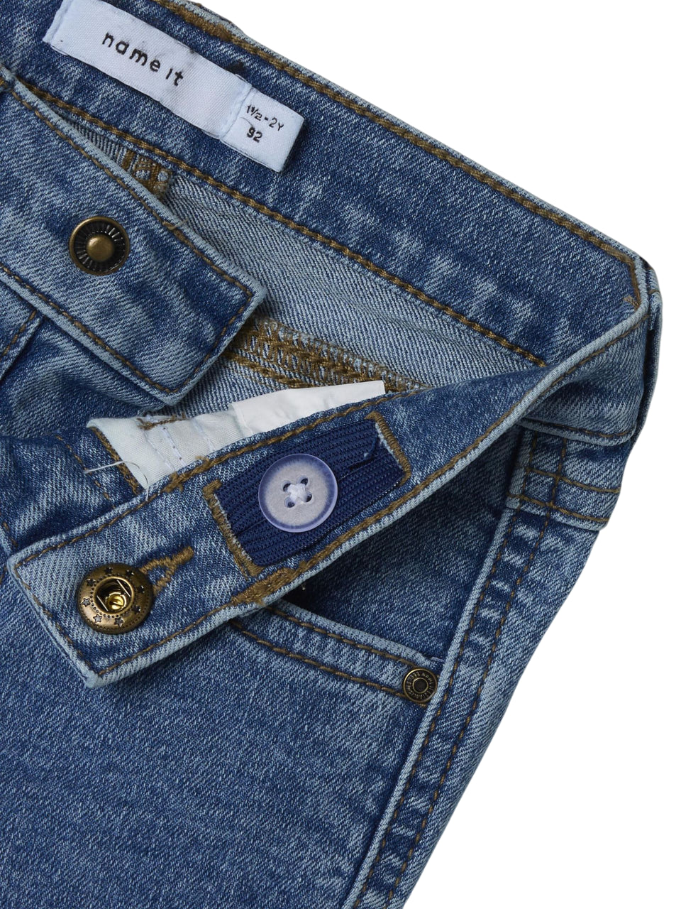 "Dettaglio ravvicinato jeans bambina Name It con texture tessuto e finiture di qualità
