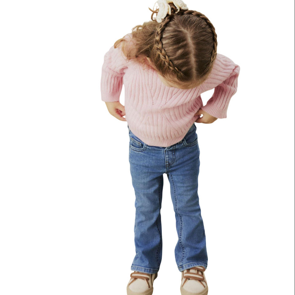 Jeans bambina Name It bootcut blu medio indossato, vista totale del capo