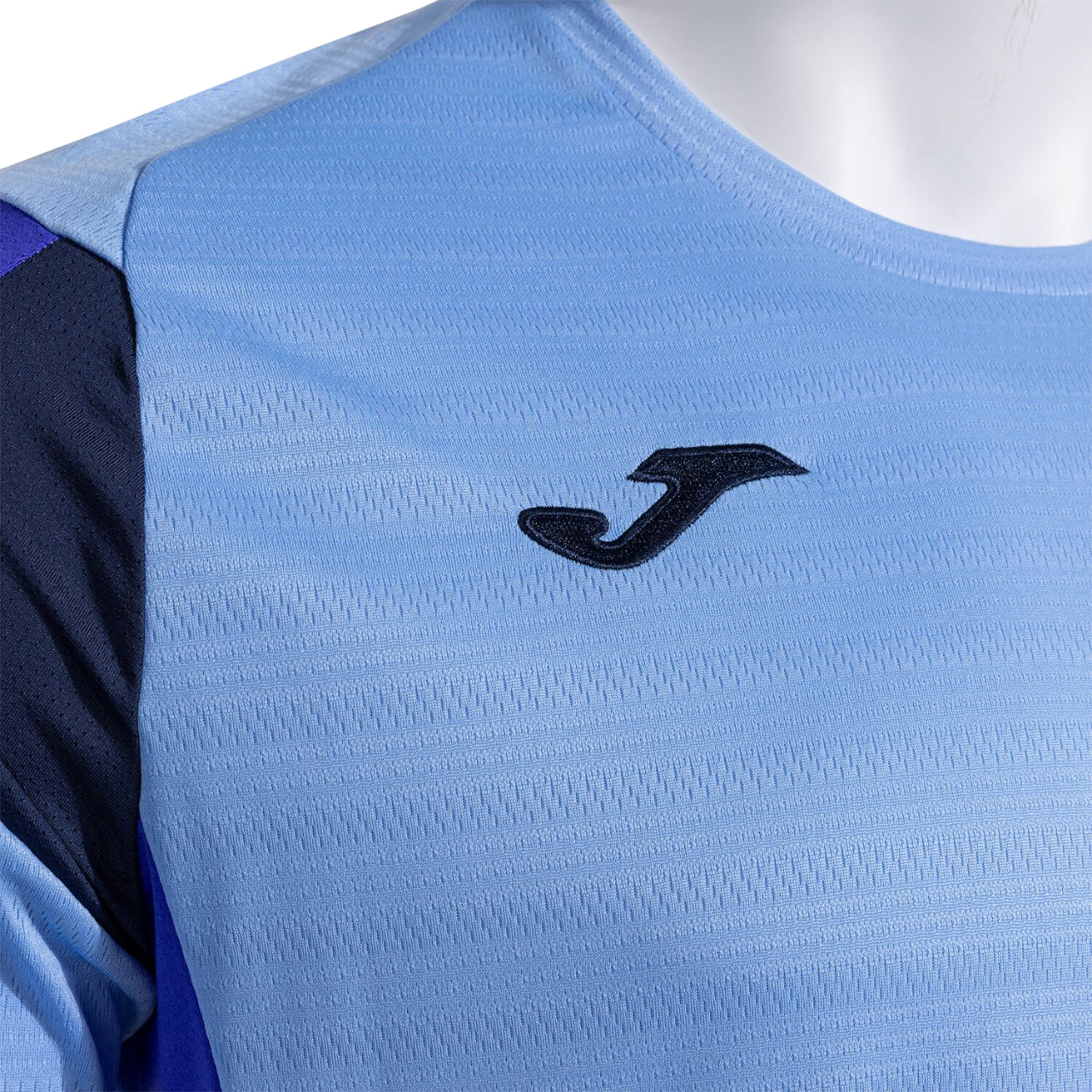 Dettaglio della maglia tennis Joma uomo, mostra tessuto traspirante e leggero per prestazioni ottimali sul campo