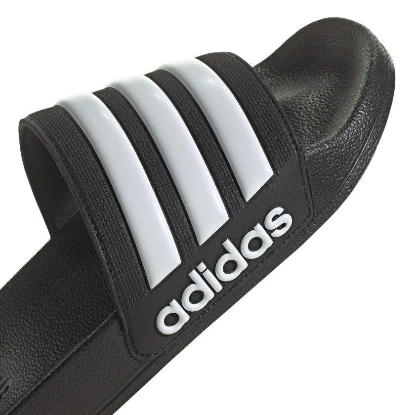 Logo Adidas tre strisce bianche su ciabatte nere modello GZ5922