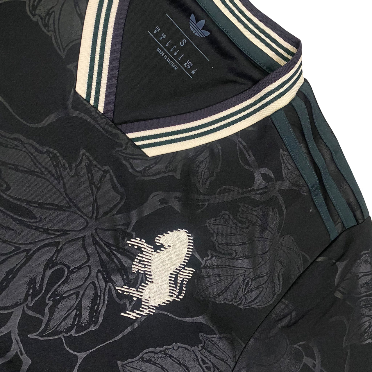 Stemma ufficiale Juventus sulla maglia Adidas Originals terza divisa nera, simbolo della passione bianconera