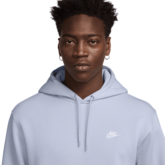 Dettaglio logo Nike Futura su felpa cappuccio FN3859-057 colore Glicine