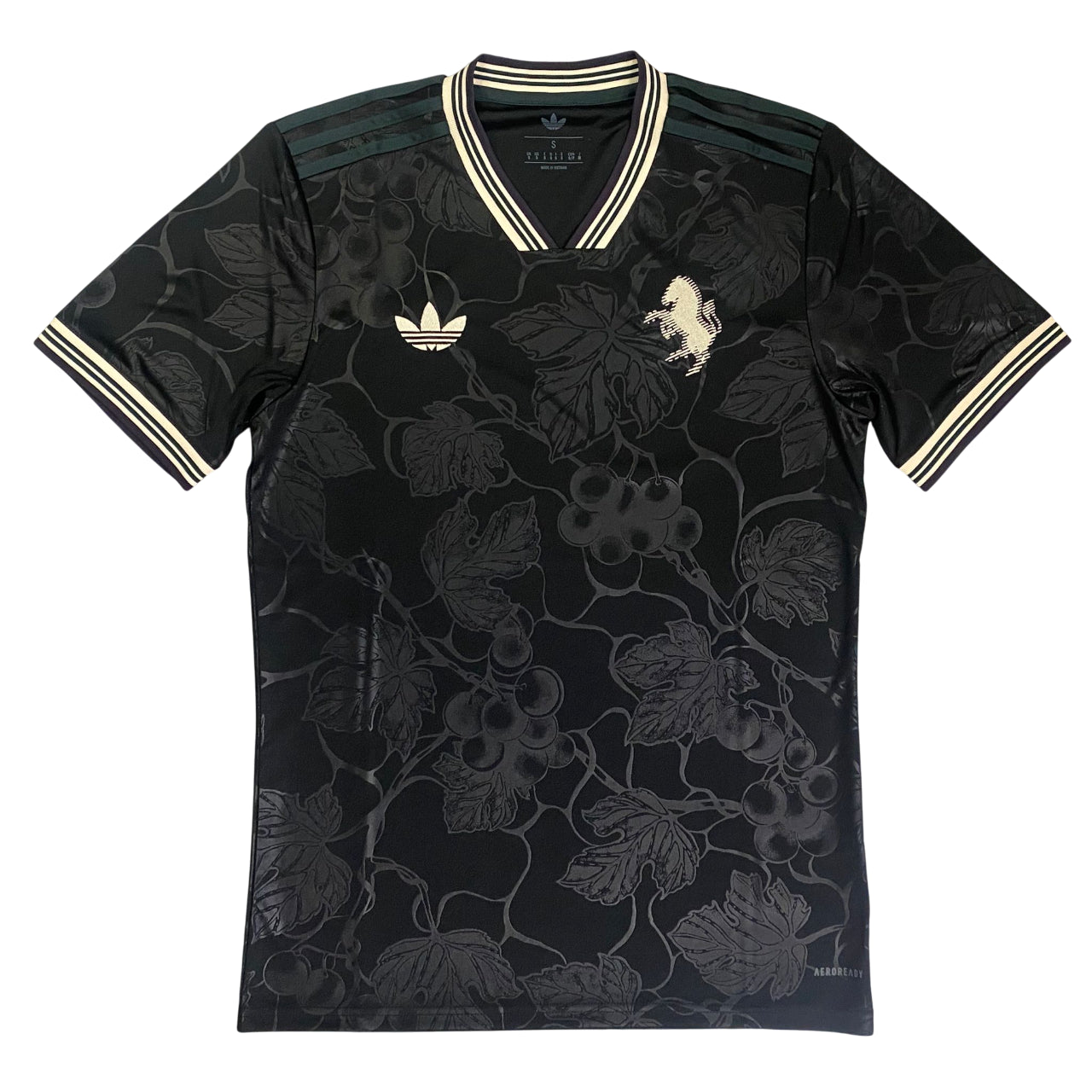 Maglia ufficiale Juventus Adidas Originals terza divisa nera con scollo a V e design ispirato ai vigneti piemontesi